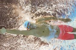 AYXapp下载-绿茵与硬木的交响，尤文稳胜苏格兰，NBA季后赛烽烟再起