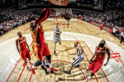 爱游戏tv-霍勒迪攻防封神！步行者鏖战力克热火，全能战士诠释何为焦点