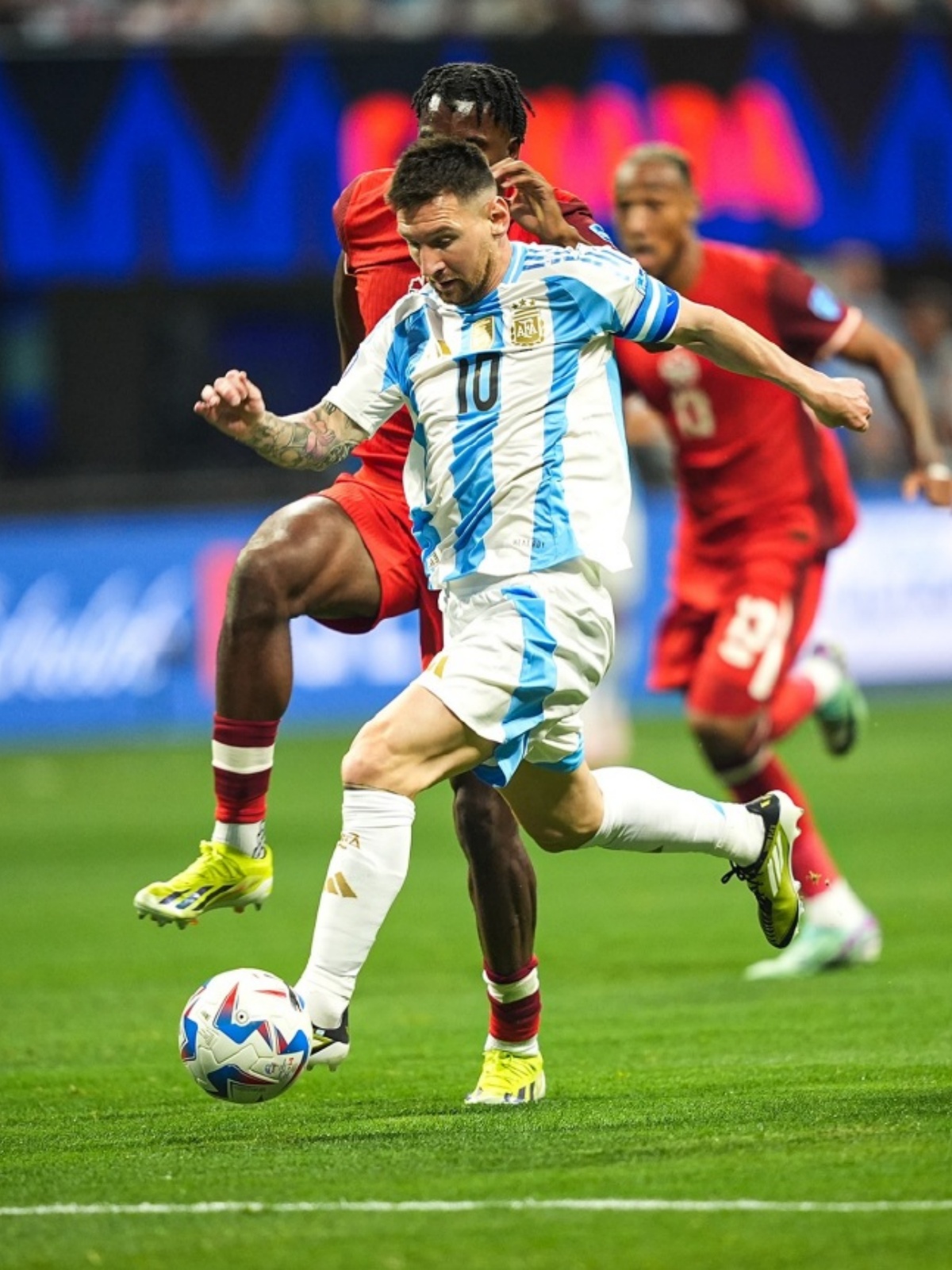 阿根廷锋线爆发，大胜对手取得胜利