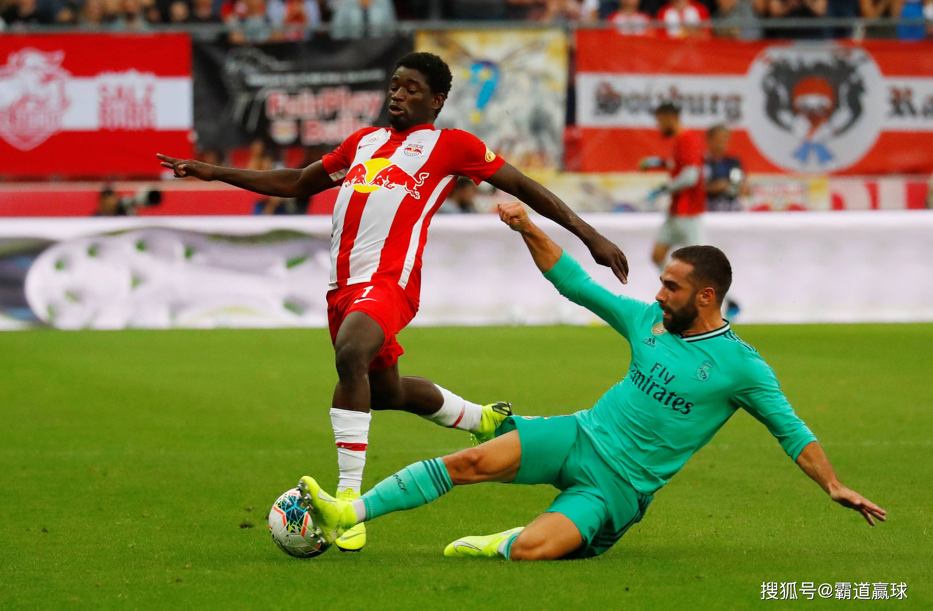 包含萨尔茨堡主场击败劲敌，保持不败纪录的词条