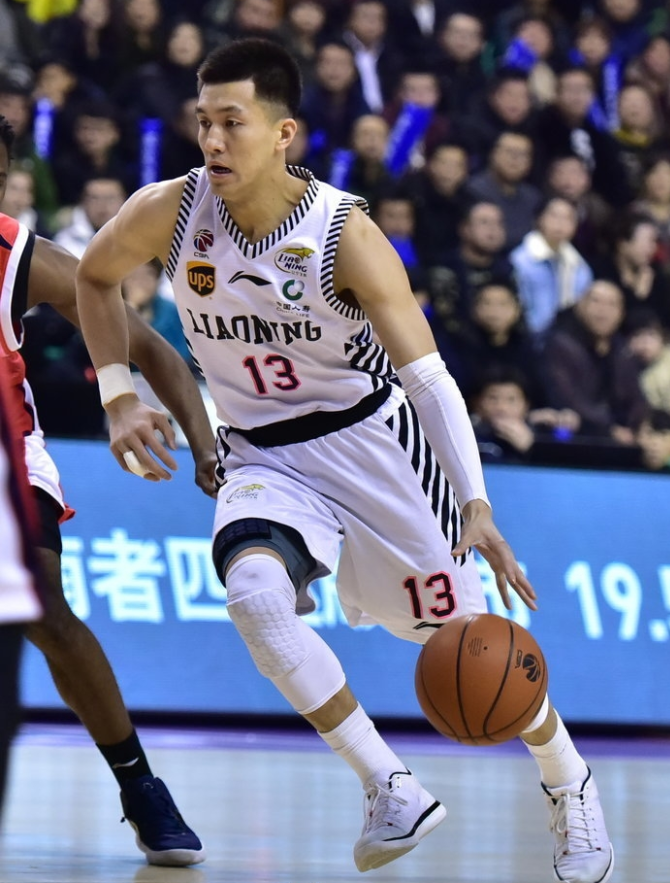 中后卫关键解围，助球队全线作战