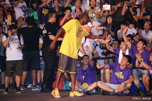 关于球星欢聚一堂，篮球对决火爆展开，现场热闹的信息