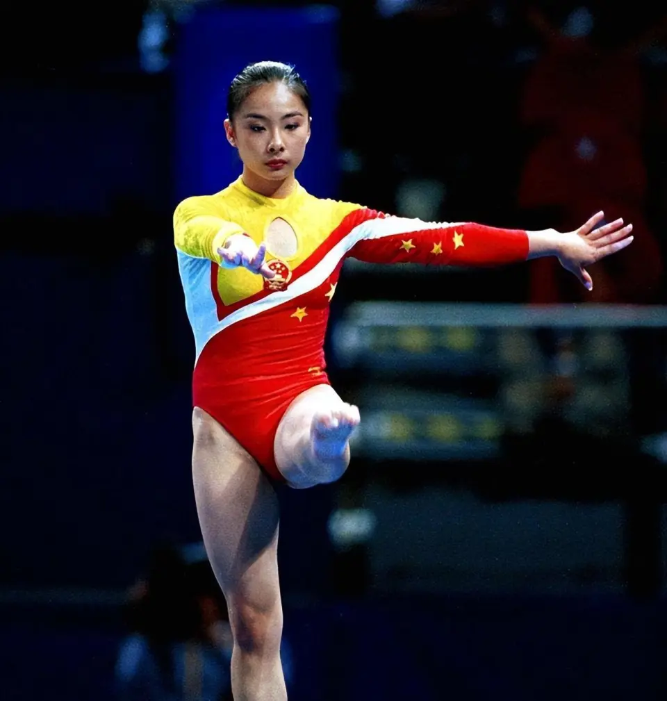 欧洲体操明星惊艳亮相，优雅飞翔赢得掌声