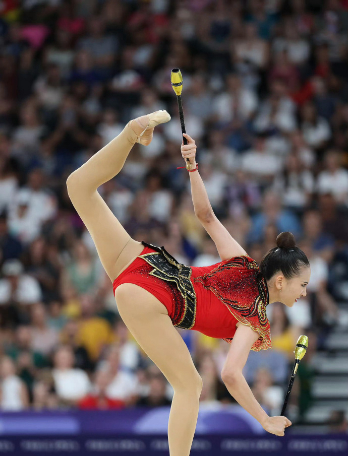 欧洲体操明星惊艳亮相，优雅飞翔赢得掌声