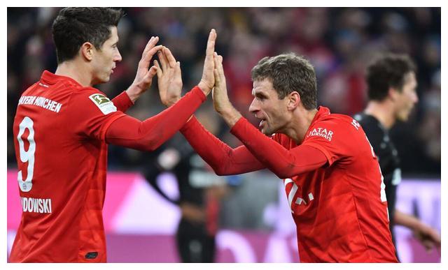 里昂队教练赞誉球员团结合作，取得巨大胜利的简单介绍