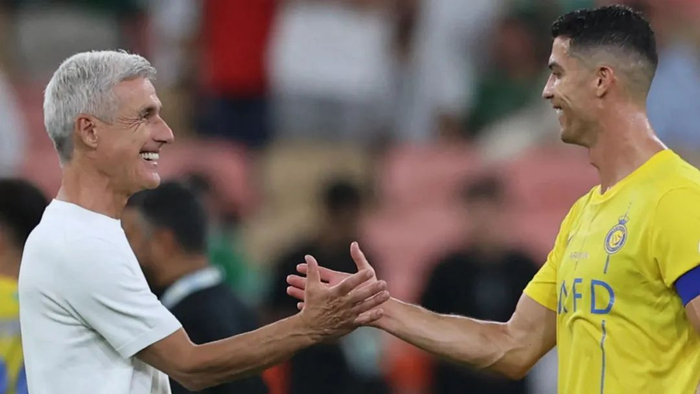 里昂队教练赞誉球员团结合作，取得巨大胜利的简单介绍