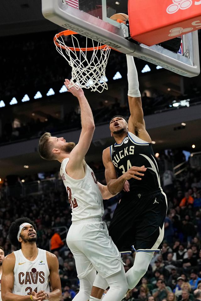 雄鹿横扫黄蜂，米切尔绝境逆转