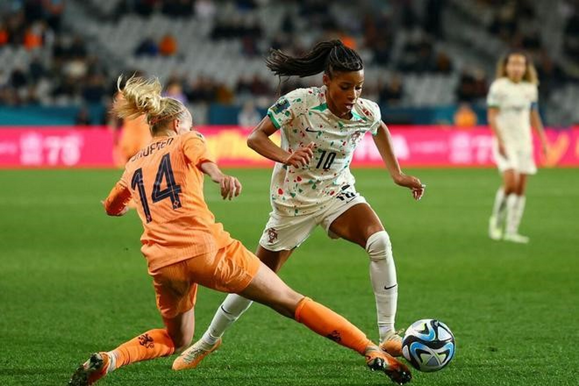 包含葡萄牙女足遭遇困难，惊险晋级国际友谊赛的词条